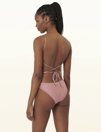 CAMILLE Egyrészes  Fényes Hibiszkusz